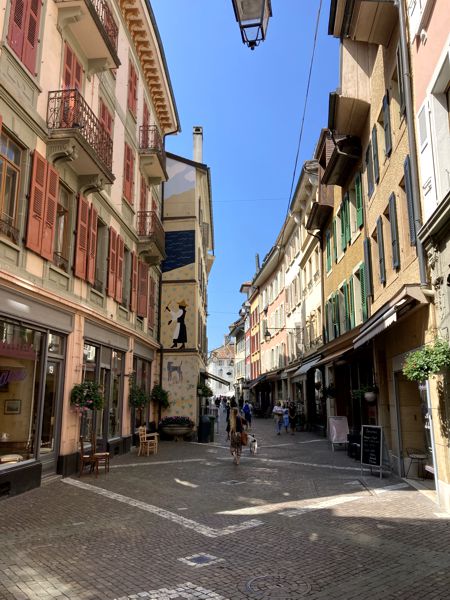 Die Altstadt von Vevey mit farbenfrohen Häusern. Die Altstadt von Vevey mit farbenfrohen Häusern.