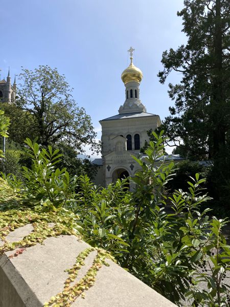 Die Russische Kirche mit goldener Kuppel in Vevey. Die Russische Kirche mit goldener Kuppel in Vevey.