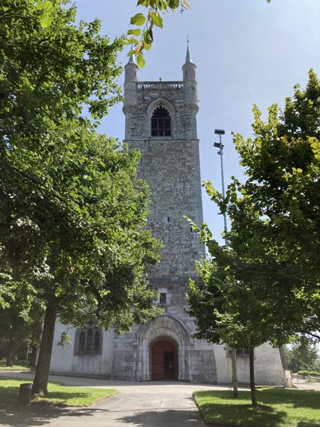 Die Kirche Sankt Nikolaus oberhalb der Stadt. Die Kirche Sankt Nikolaus oberhalb der Stadt.