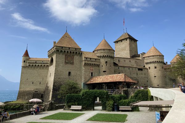 Das Schloss Chillon am Ufer des östlichen Genfersees. Das Schloss Chillon am Ufer des östlichen Genfersees.