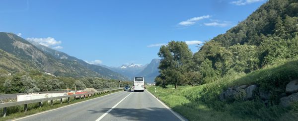 Fahrt durch die Berge hinein ins Rhonetal. Fahrt durch die Berge hinein ins Rhonetal.