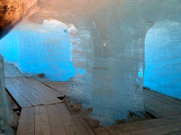 Unterwegs im tiefblauen Rhonegletscher. Unterwegs im tiefblauen Rhonegletscher.