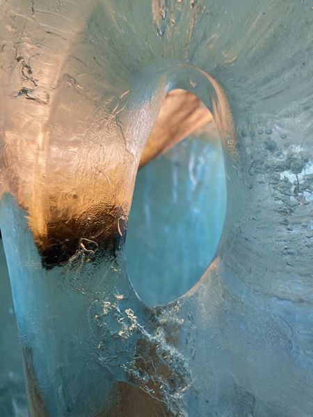 Eisloch - Das Eis schmilzt und hinterlässt die bizarrsten Formen. Eisloch - Das Eis schmilzt und hinterlässt die bizarrsten Formen.