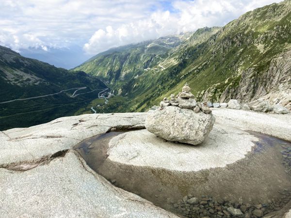 Blick ins Rhonetal hinab nach Glesch und rechts die Weg hinauf zum Grimselpass. Blick ins Rhonetal hinab nach Glesch und rechts die Weg hinauf zum Grimselpass.