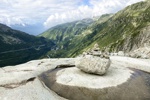 Blick ins Rhonetal hinab nach Glesch und rechts die Weg hinauf zum Grimselpass.