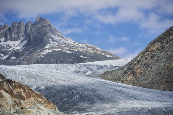 Der obere Rhonegletscher windet sich ins Tal hinab. Der obere Rhonegletscher windet sich ins Tal hinab.