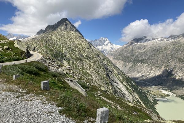 Panoramastraße zum Oberaarsee mit Lauteraargletscher und Grimselsee. Panoramastraße zum Oberaarsee mit Lauteraargletscher und Grimselsee.