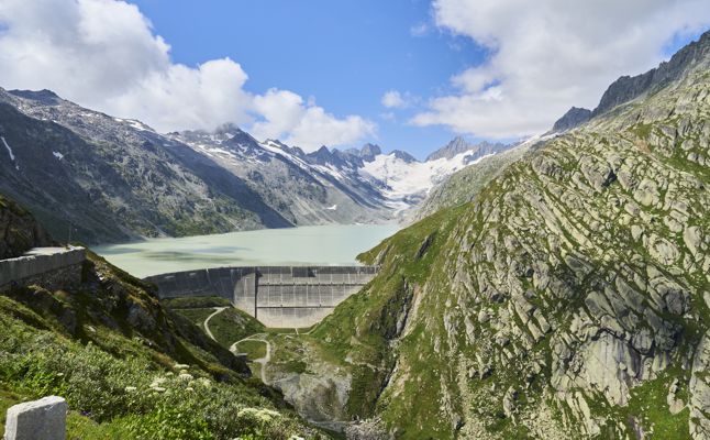 Oberaarsee mit Staumauer und gleichnamigen Gletscher im Hintergrund. Oberaarsee mit Staumauer und gleichnamigen Gletscher im Hintergrund.