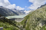Oberaarsee mit Staumauer und gleichnamigen Gletscher im Hintergrund.