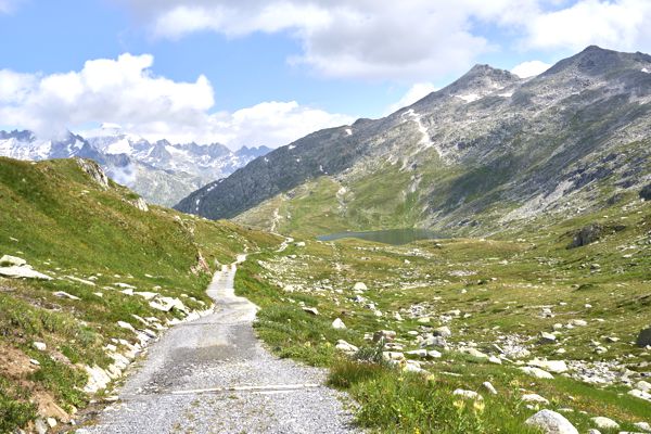 Der breit ausgebaute Weg hinab zum Triebtensee. Rechts die beiden Sidelhörner. Der breit ausgebaute Weg hinab zum Triebtensee. Rechts die beiden Sidelhörner.