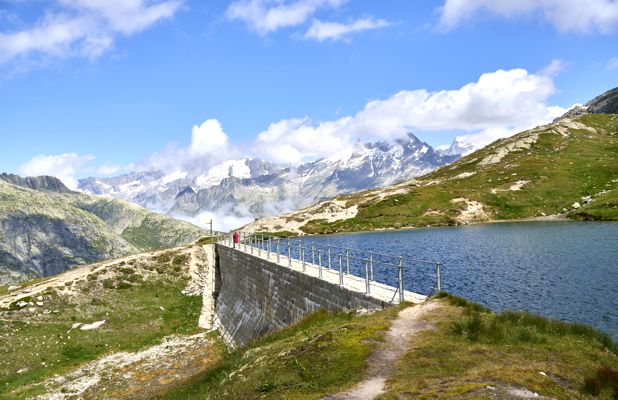 Kleine Staumauer im Triebtensee. Beginn des steilen Aufstiegsweg zum Sidelhorn. Kleine Staumauer im Triebtensee. Beginn des steilen Aufstiegsweg zum Sidelhorn.