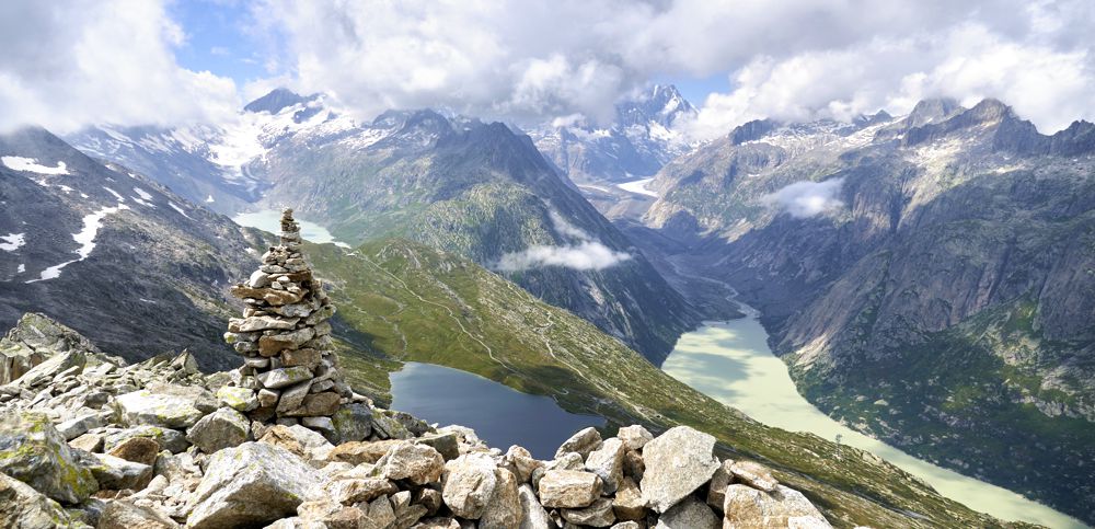 Gipfelpanorama vom Sidelhorn hinab zum Oberaarsee, Triebtensee und Grimselsee (v.l.n.r.). Gipfelpanorama vom Sidelhorn hinab zum Oberaarsee, Triebtensee und Grimselsee (v.l.n.r.).