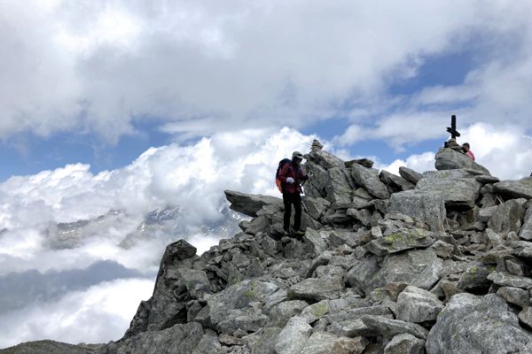 Aus Norden bauen sich die Wolken vor dem Gipfel des kleinen Sidelhorns auf. Aus Norden bauen sich die Wolken vor dem Gipfel des kleinen Sidelhorns auf.