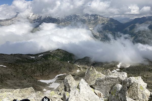 Die Wolken aus dem Aartal und vom Grimselpass ziehen schnell zu uns hinauf. Die Wolken aus dem Aartal und vom Grimselpass ziehen schnell zu uns hinauf.