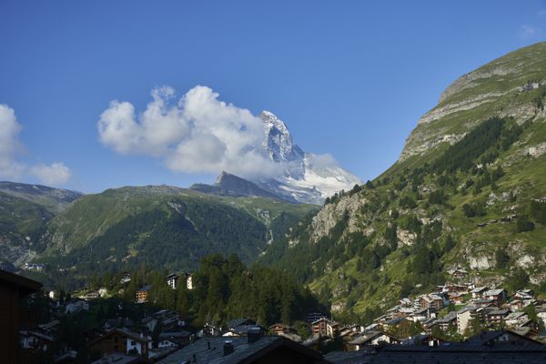 Der wuchtige "Keil" des Matterhorns erhebt sich über Zermatt. Der wuchtige "Keil" des Matterhorns erhebt sich über Zermatt.