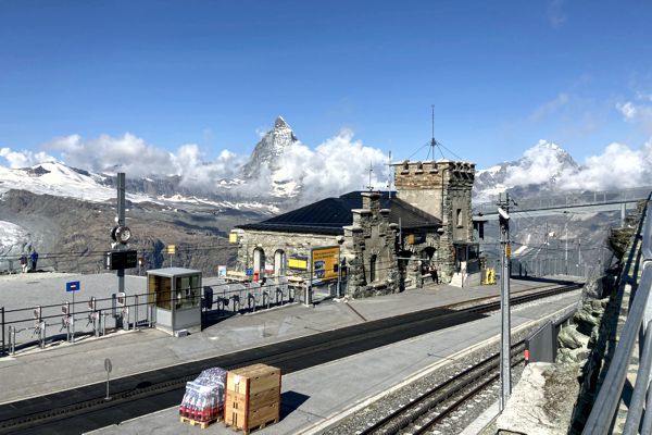Der Gipfelbahnhof der Zahnradbahn auf über 3000 Meter Höhe auf den Gornergrat. Der Gipfelbahnhof der Zahnradbahn auf über 3000 Meter Höhe auf den Gornergrat.