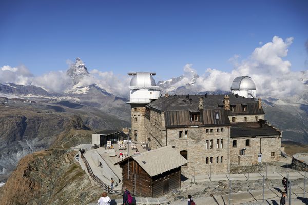 Gornergratbergstation mit Sternwarte und Blick auf das Matterhorn. Gornergratbergstation mit Sternwarte und Blick auf das Matterhorn.
