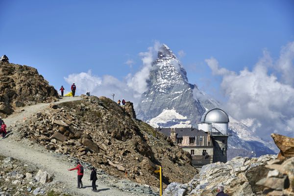Gornergrat Lookout mit Gornergratbergstation - einfach eine toller Ort. Gornergrat Lookout mit Gornergratbergstation - einfach eine toller Ort.