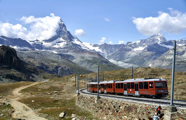 Ein Klassiker - Matterhorn mit roter Gornergratbahn. Ein Klassiker - Matterhorn mit roter Gornergratbahn.