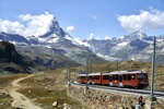 Ein Klassiker - Matterhorn mit roter Gornergratbahn.