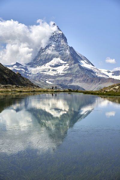 Ein Klassiker - Das wolkenverhangene Matterhorn spiegelt sich im Riffelsee. Ein Klassiker - Das wolkenverhangene Matterhorn spiegelt sich im Riffelsee.