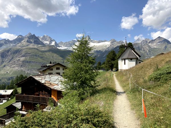 Riffelalp mit Alm, Kapelle, Hotel und Zahnrradbahnstation zur Rückfahrt nach Zermatt. Riffelalp mit Alm, Kapelle, Hotel und Zahnrradbahnstation zur Rückfahrt nach Zermatt.