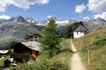 Riffelalp mit Alm, Kapelle, Hotel und Zahnrradbahnstation zur Rückfahrt nach Zermatt.