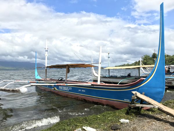 Eines der traditionellen Boote am Ufer von Vulcano Island. Eines der traditionellen Boote am Ufer von Vulcano Island.