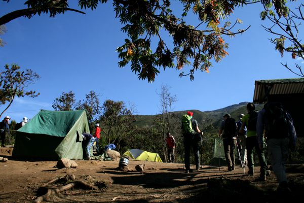Aufbruch am Morgen im Machame Camp. Aufbruch am Morgen im Machame Camp.