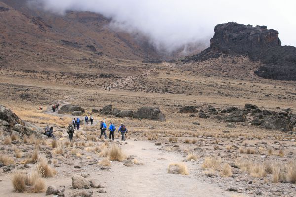 Der Weg hinauf zum wolkenumhüllten Lava Tower. Der Weg hinauf zum wolkenumhüllten Lava Tower.