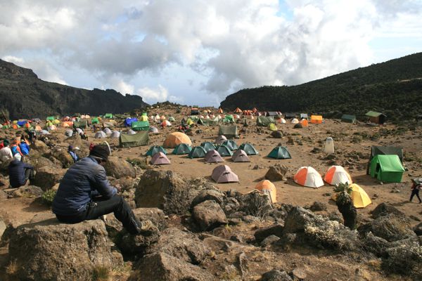 Viele bunte Zelte in einem Teil des Barranco Camp. Viele bunte Zelte in einem Teil des Barranco Camp.