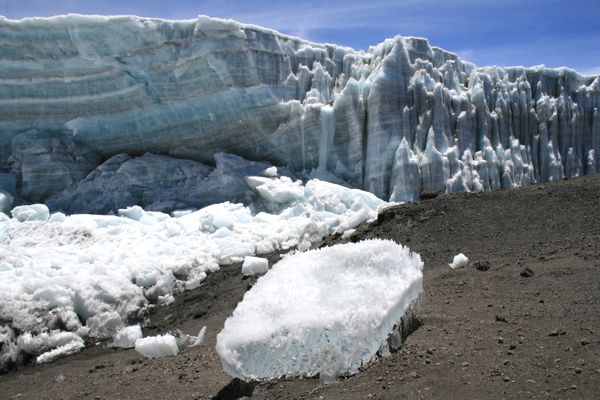 Staubtrockener Wüstenboden und 15-20 Meter hohe Eiswände. Staubtrockener Wüstenboden und 15-20 Meter hohe Eiswände.