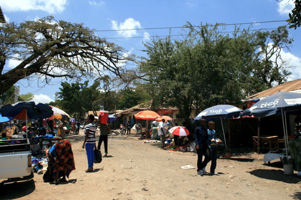 Mbuyuni Market - der größte Markt der Stadt erstreckt sich über mehrere Straßen. Mbuyuni Market - der größte Markt der Stadt erstreckt sich über mehrere Straßen.