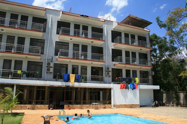 Unser Hotel mit Pool. Ausgebaut sind nur die ersten zwei Etagen. Unser Hotel mit Pool. Ausgebaut sind nur die ersten zwei Etagen.