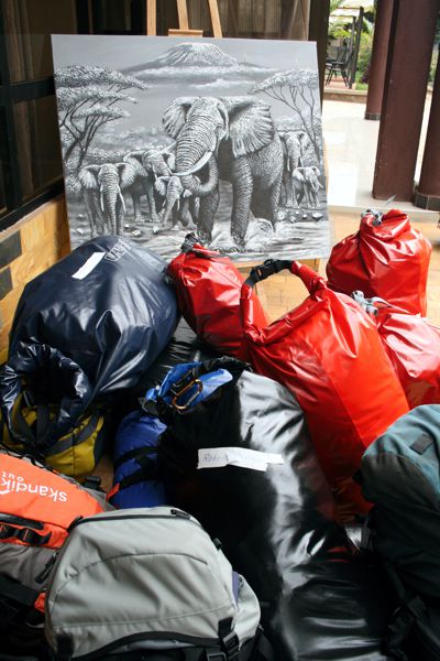 Pro Person durften wir nur 10 kg Trägergepäck mitnehmen Packsäcke sind wasser- und staubdicht. Pro Person durften wir nur 10 kg Trägergepäck mitnehmen Packsäcke sind wasser- und staubdicht.