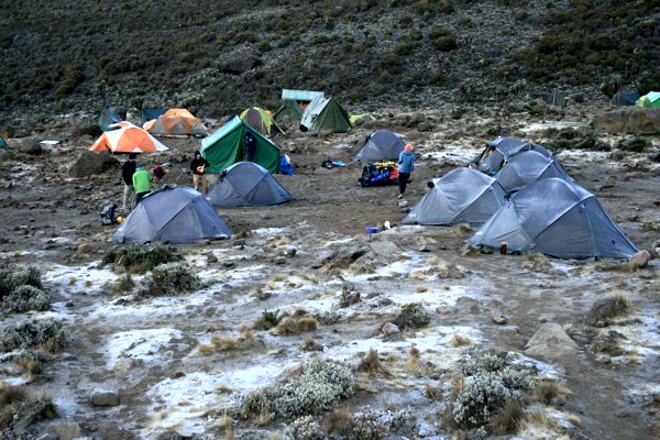 Vor Sonnenaufgang war das Barranco Camp mit Rauhreif überzogen. Vor Sonnenaufgang war das Barranco Camp mit Rauhreif überzogen.