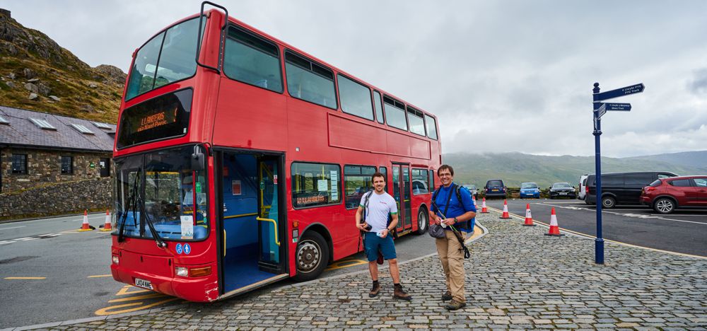 Pen-y-Pass der Ausgangspunkt des Miners und Pyg Track auf den Snowdon in Wales wird standesgemäß mit dem roten Doppeldeckerbus erreicht.** Pen-y-Pass der Ausgangspunkt des Miners und Pyg Track auf den Snowdon in Wales wird standesgemäß mit dem roten Doppeldeckerbus erreicht.**