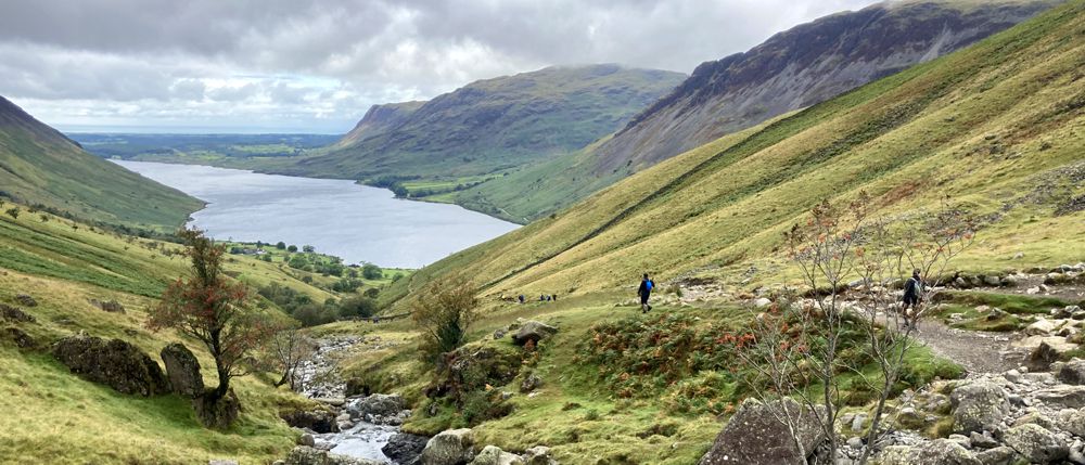 Der Abstieg vom nebligen zweiten Peak - dem Scafell Pike (978 m) - raus aus den Wolken zurück zum Wast Water. Der Abstieg vom nebligen zweiten Peak - dem Scafell Pike (978 m) - raus aus den Wolken zurück zum Wast Water.