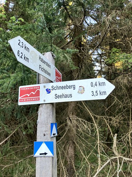 Wegweiser am Schneebergbrunnen kurz vor dem Gipfel des Schneebergs. Wegweiser am Schneebergbrunnen kurz vor dem Gipfel des Schneebergs.