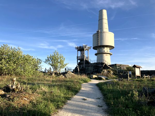 Der Gipfel mit Backöfele und wuchtigen Funkturm. Der Gipfel mit Backöfele und wuchtigen Funkturm.
