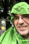 Verhüllt in Poncho und Regenhose am ersten WHW-Wegweiser.