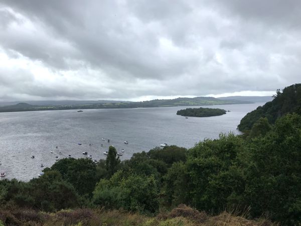 Blick von der Balmaha Halbinsel über das Loch Lomond mit den ersten Wolkenlücken. Blick von der Balmaha Halbinsel über das Loch Lomond mit den ersten Wolkenlücken.